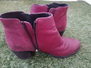 Botines de piel burdeos mujer