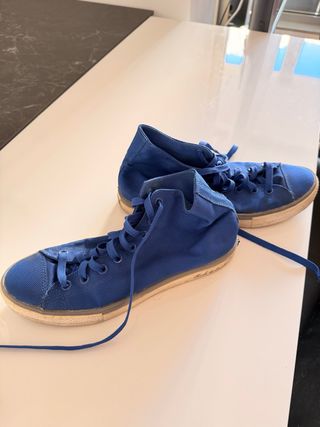 Zapatillas azules marca Converse
