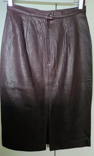 Falda de piel burdeos a estrenar