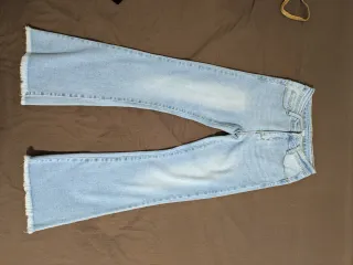 Pantalón vaquero acampanado