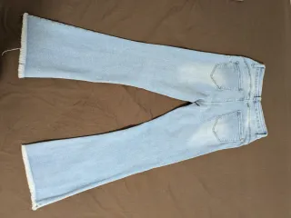 Pantalón vaquero acampanado