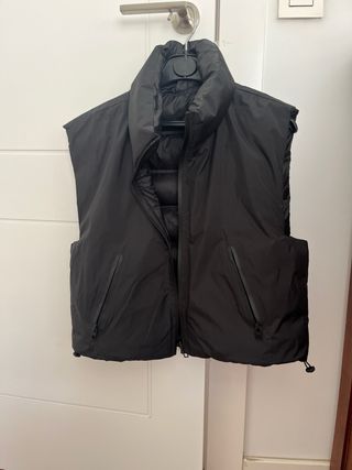 Chaleco de plumas negro. Reversible