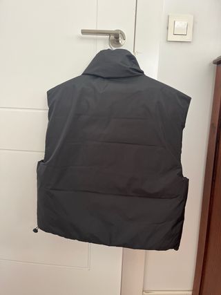 Chaleco de plumas negro. Reversible