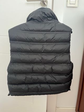 Chaleco de plumas negro. Reversible