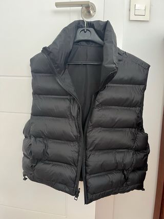 Chaleco de plumas negro. Reversible