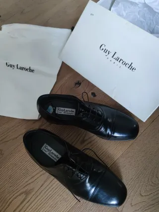Zapatos de cuero negros de hombre con cordones.