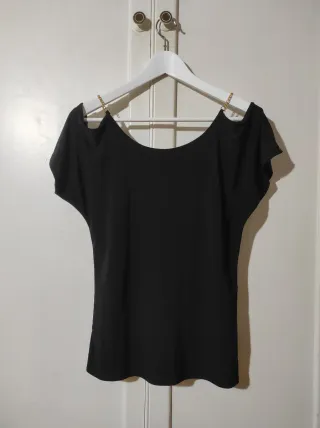 Camiseta negra cadena dorada hombros descubiertos