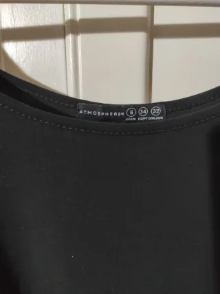 Camiseta negra cadena dorada hombros descubiertos