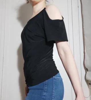 Camiseta negra cadena dorada hombros descubiertos