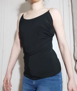 Camiseta negra cadena dorada hombros descubiertos