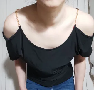 Camiseta negra cadena dorada hombros descubiertos