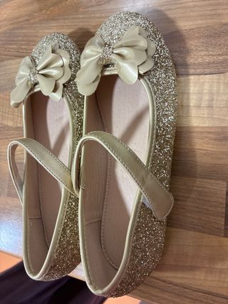 Bailarinas doradas con lazo y pedrería T36