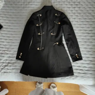 Chaqueta/Vestido Negro con Imperdibles Dorados