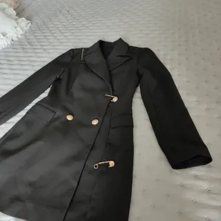 Chaqueta/Vestido Negro con Imperdibles Dorados