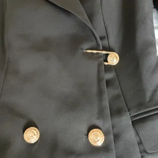 Chaqueta/Vestido Negro con Imperdibles Dorados