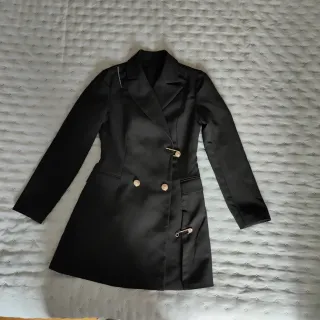 Chaqueta/Vestido Negro con Imperdibles Dorados
