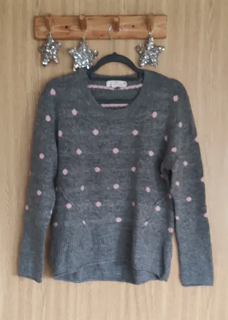 Jersey gris con lunares rosas