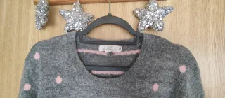 Jersey gris con lunares rosas