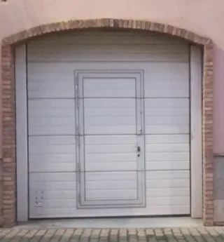 Puerta de garaje o lonja