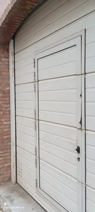 Puerta de garaje o lonja