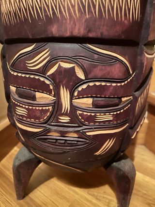 Tambor africano tallado a mano