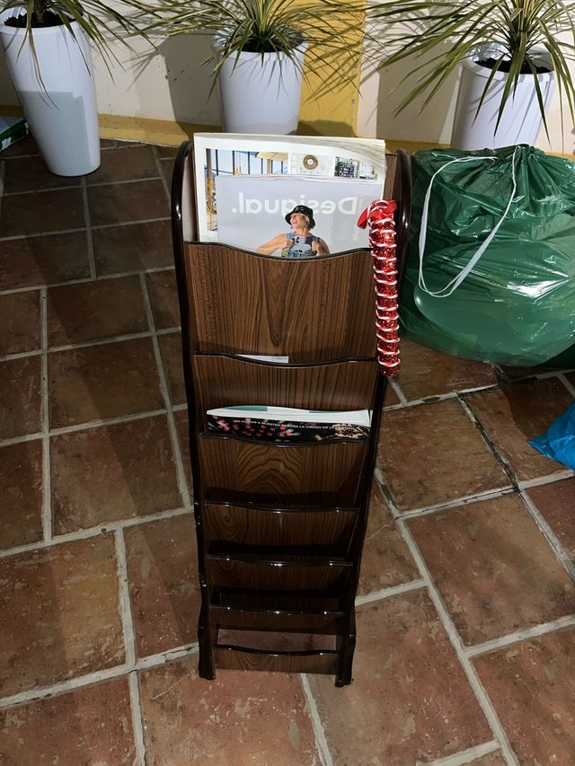 Revistero de madera maciza