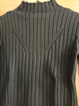 Jersey negro cuello alto acanalado