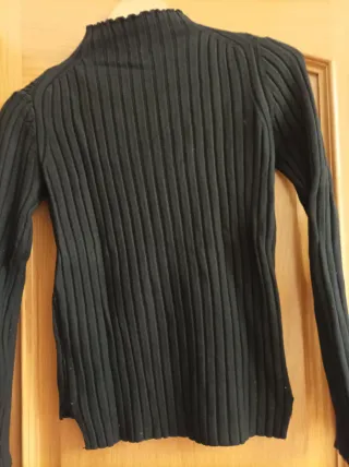Jersey negro cuello alto acanalado