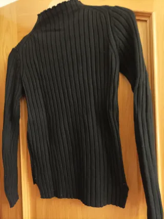 Jersey negro cuello alto acanalado