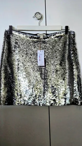 Minifalda de lentejuelas plateadas y negras
