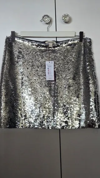 Minifalda de lentejuelas plateadas y negras