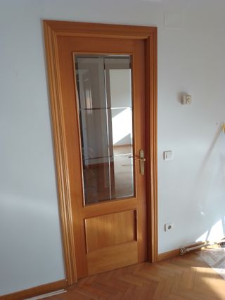 Puerta de madera con cristal