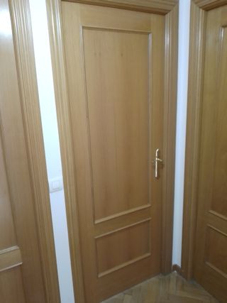 Puerta de madera con cristal