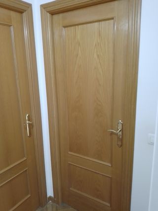 Puerta de madera con cristal