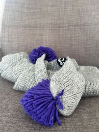Bufanda Bimba y Lola gris con pompón morado