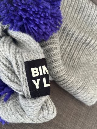 Bufanda Bimba y Lola gris con pompón morado