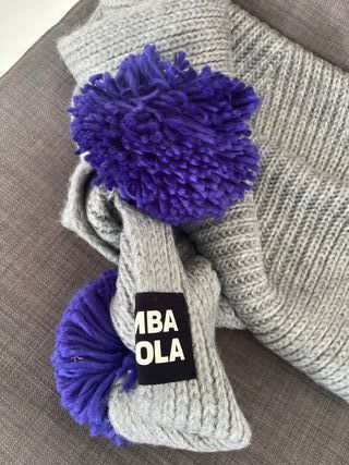 Bufanda Bimba y Lola gris con pompón morado
