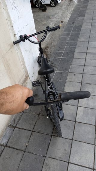 Bicicleta infantil negra