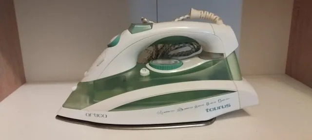 Plancha de ropa Taurus Artica