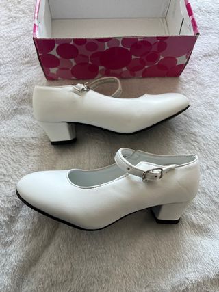 Zapatos de tacón blancos para niña