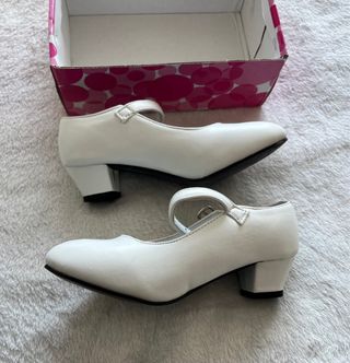 Zapatos de tacón blancos para niña