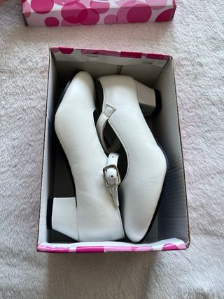 Zapatos de tacón blancos para niña