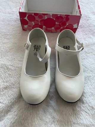 Zapatos de tacón blancos para niña