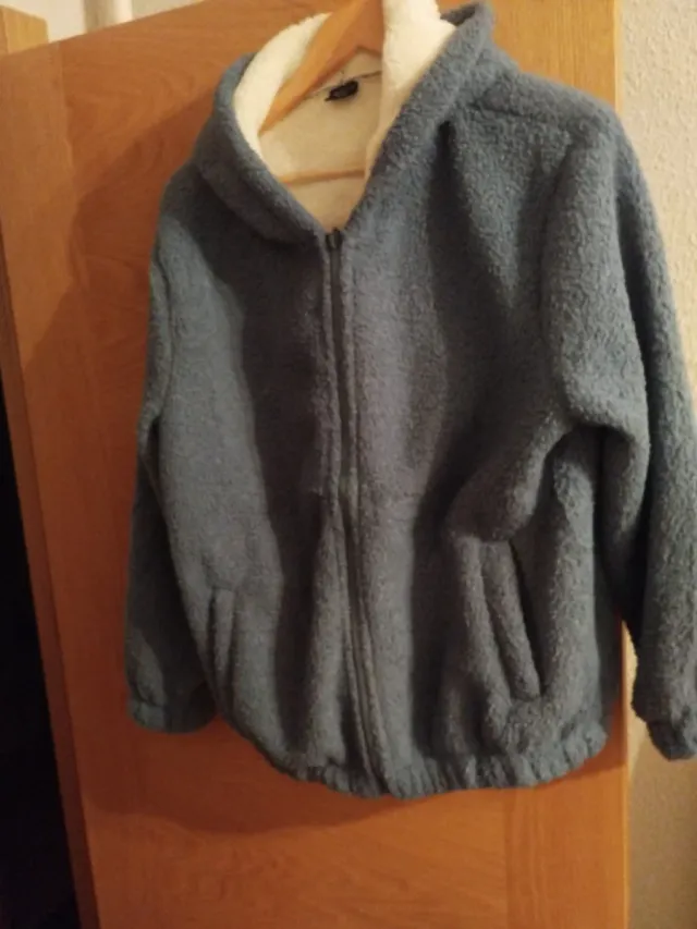 Chaqueta polar azul con cremallera