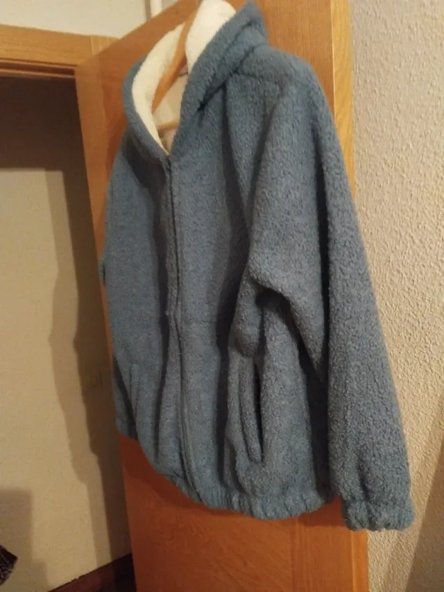 Chaqueta polar azul con cremallera