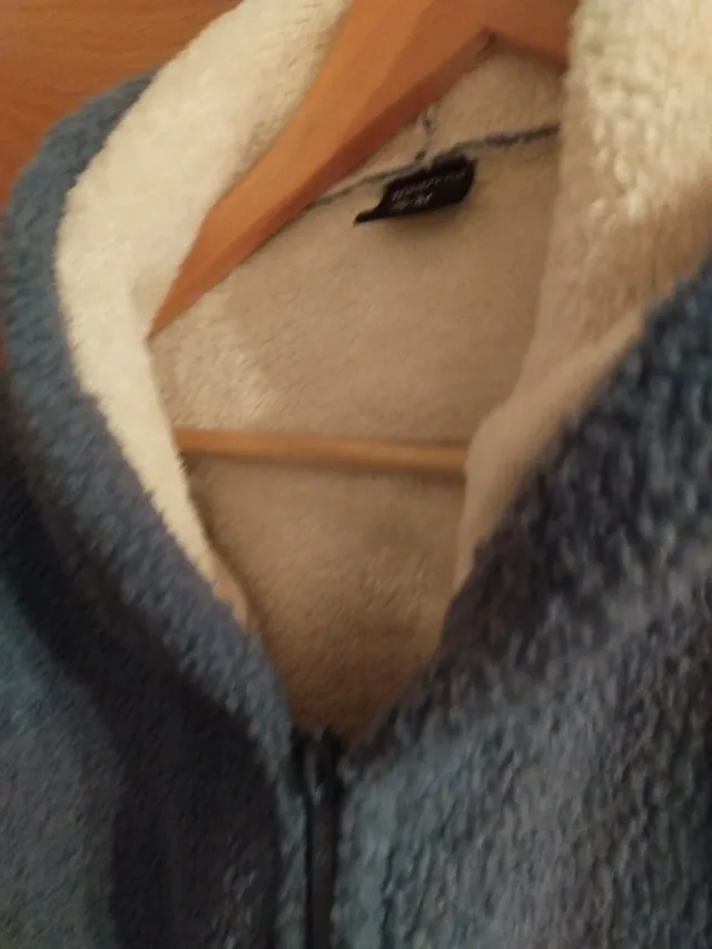 Chaqueta polar azul con cremallera