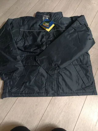 Parka de abrigo y de protección de mangas desmonta