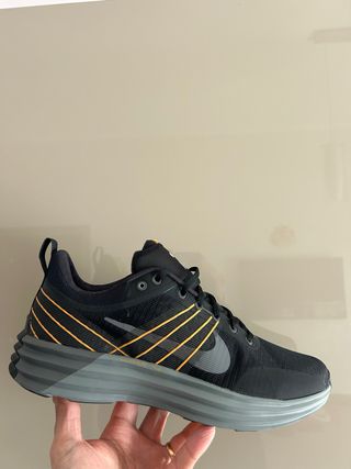 Scarpe Nike nere e arancioni