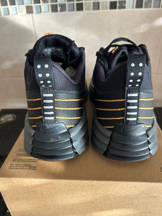 Scarpe Nike nere e arancioni