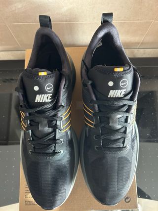 Scarpe Nike nere e arancioni